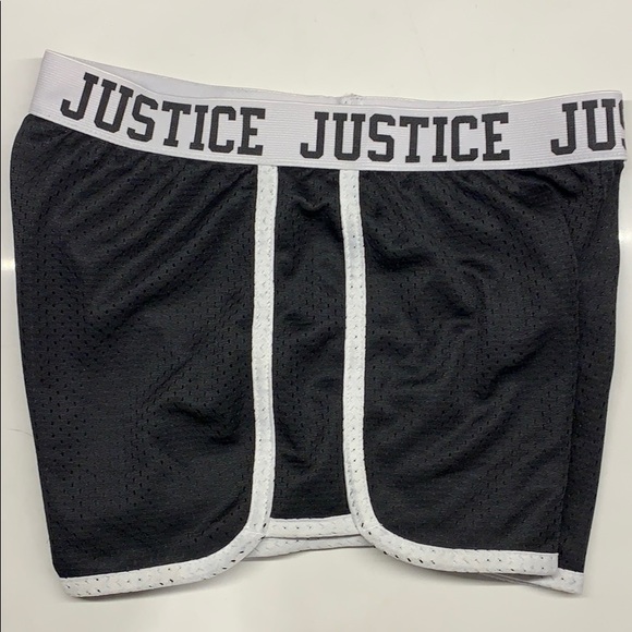 Black loos athletic shorts, with a stretchy waist. - Picture 3 of 3